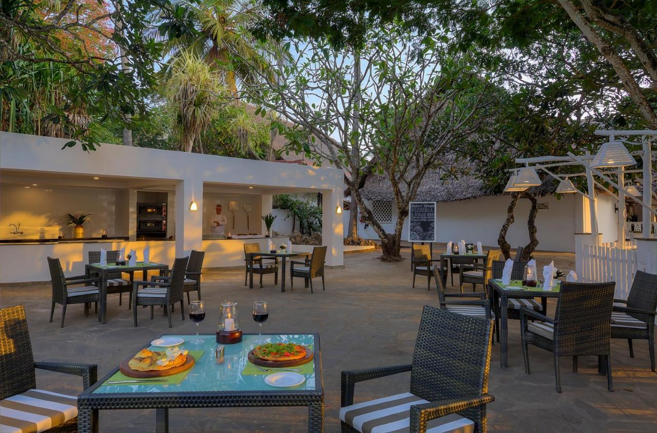레저 로지 비치 앤 골프 리조트 디아니 해변 외부 사진 The restaurant at the hotel
