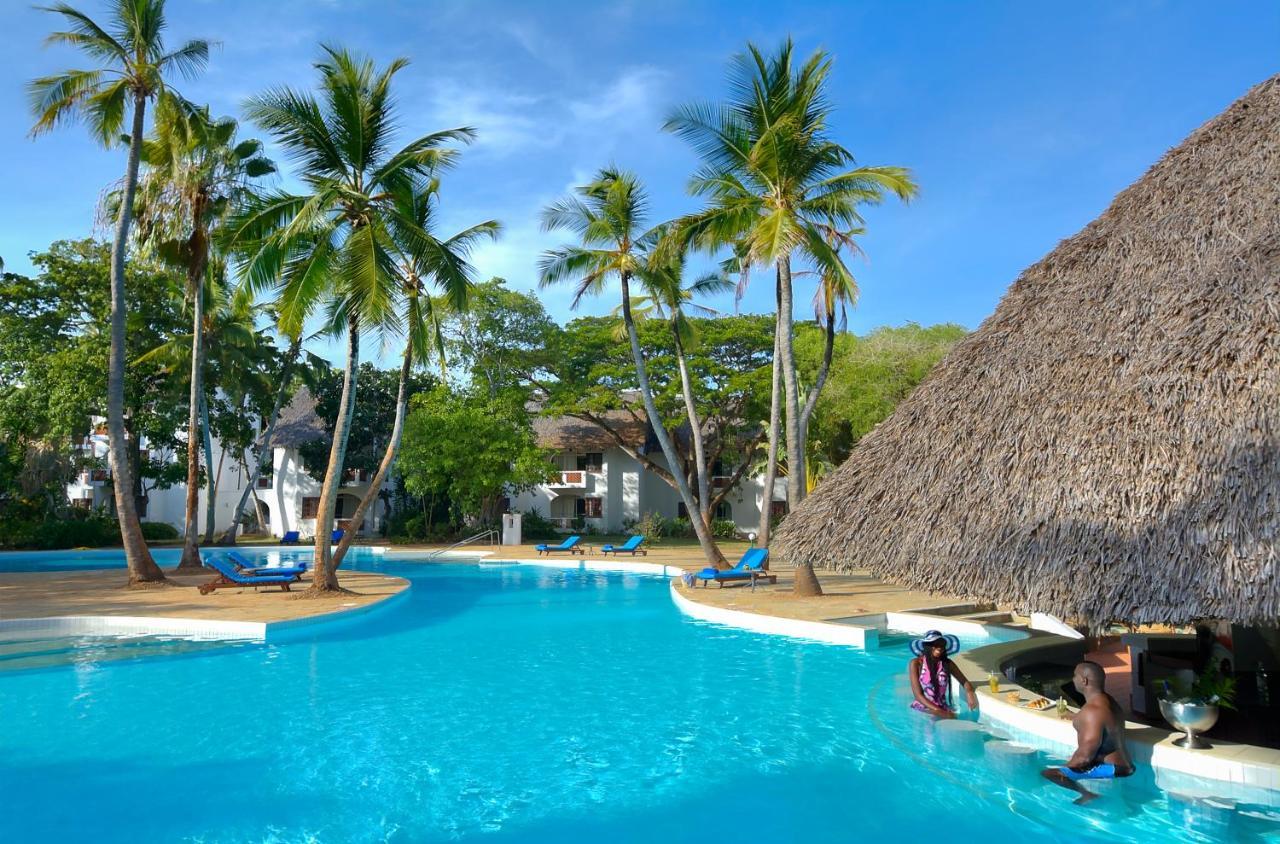 레저 로지 비치 앤 골프 리조트 디아니 해변 외부 사진 The swimming pool at the hotel