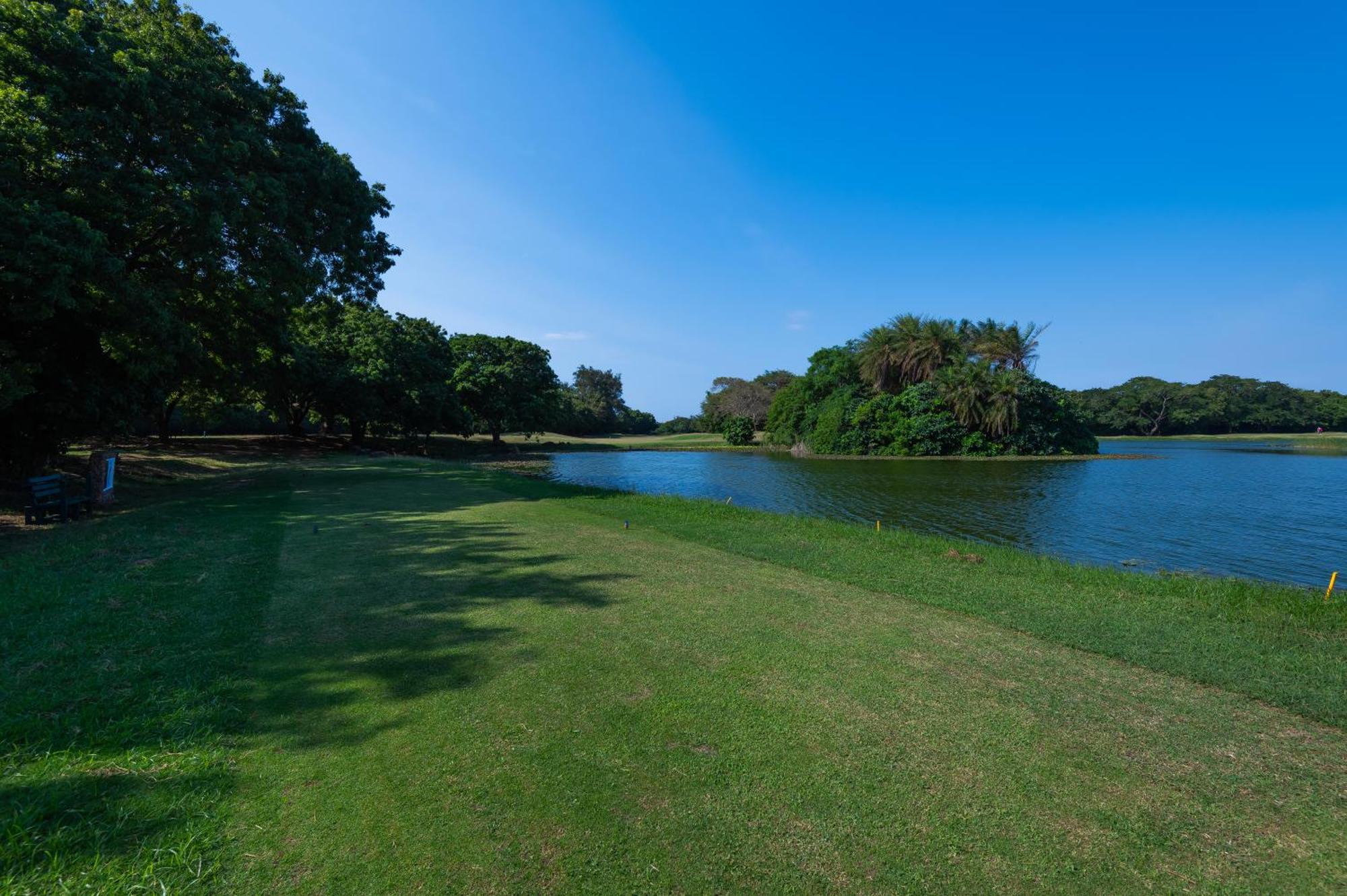 레저 로지 비치 앤 골프 리조트 디아니 해변 외부 사진 View of the lake