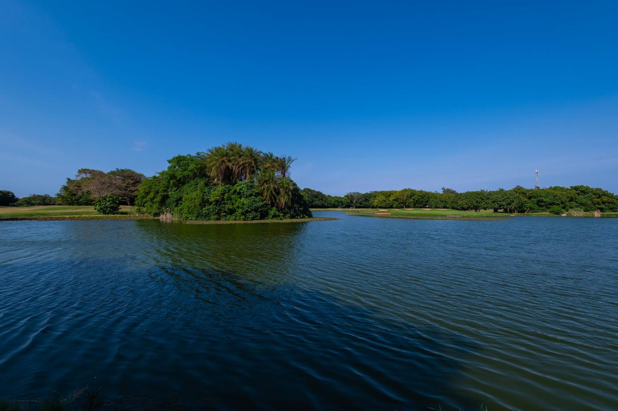레저 로지 비치 앤 골프 리조트 디아니 해변 외부 사진 View of the lagoon