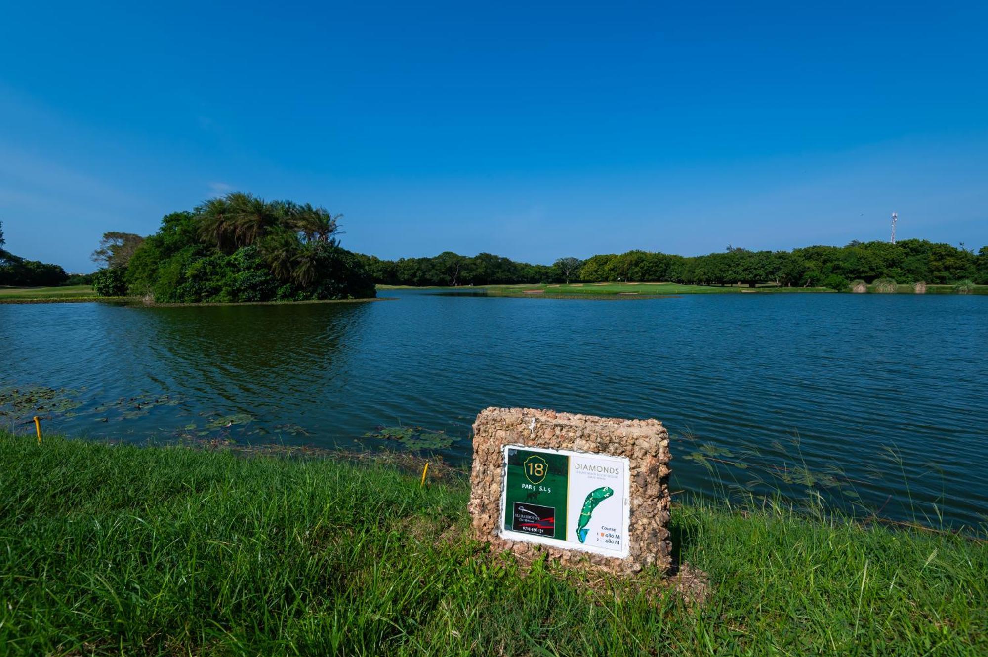 레저 로지 비치 앤 골프 리조트 디아니 해변 외부 사진 Golf course at the resort
