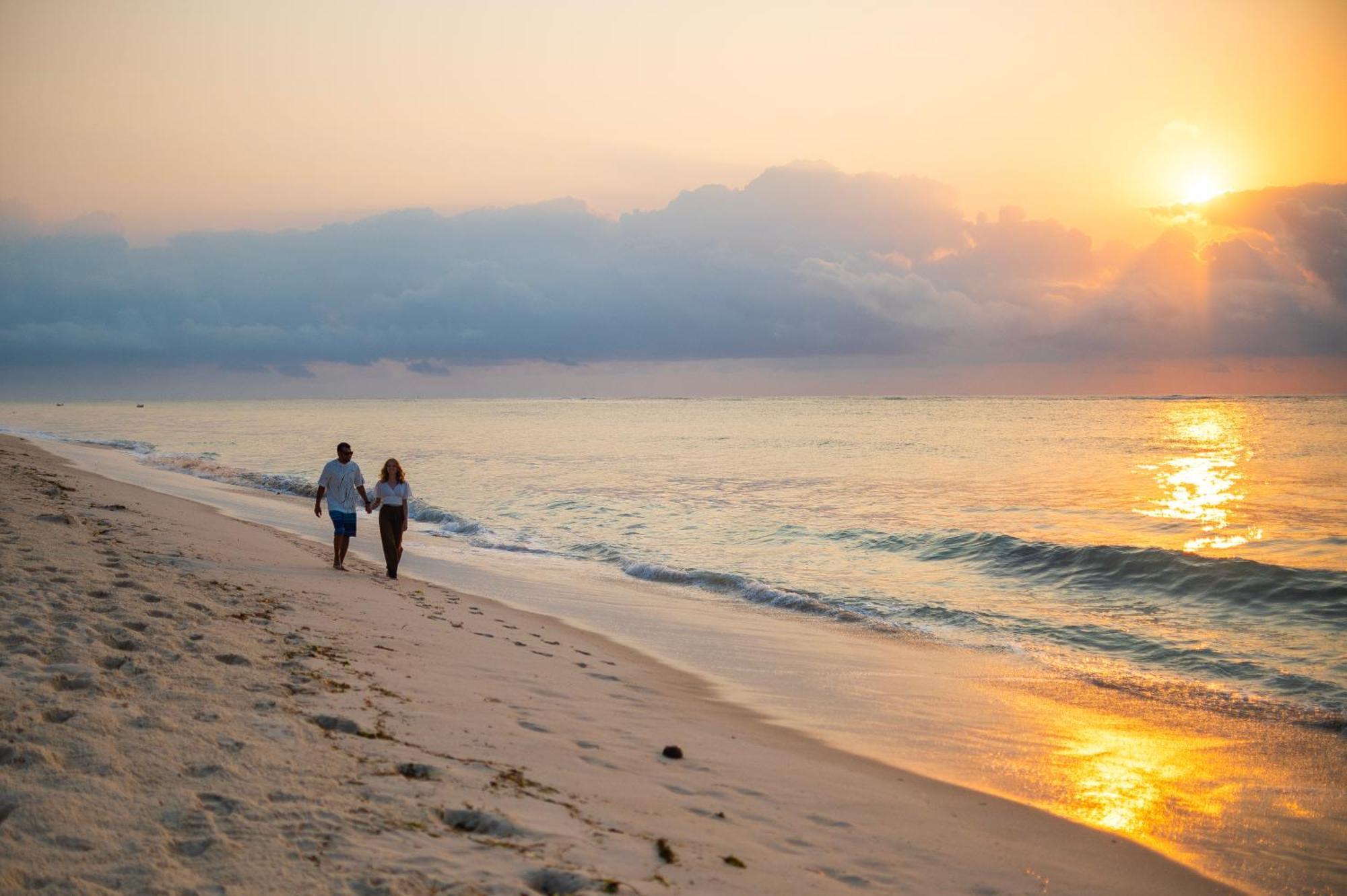 레저 로지 비치 앤 골프 리조트 디아니 해변 외부 사진 Sunset at the beach