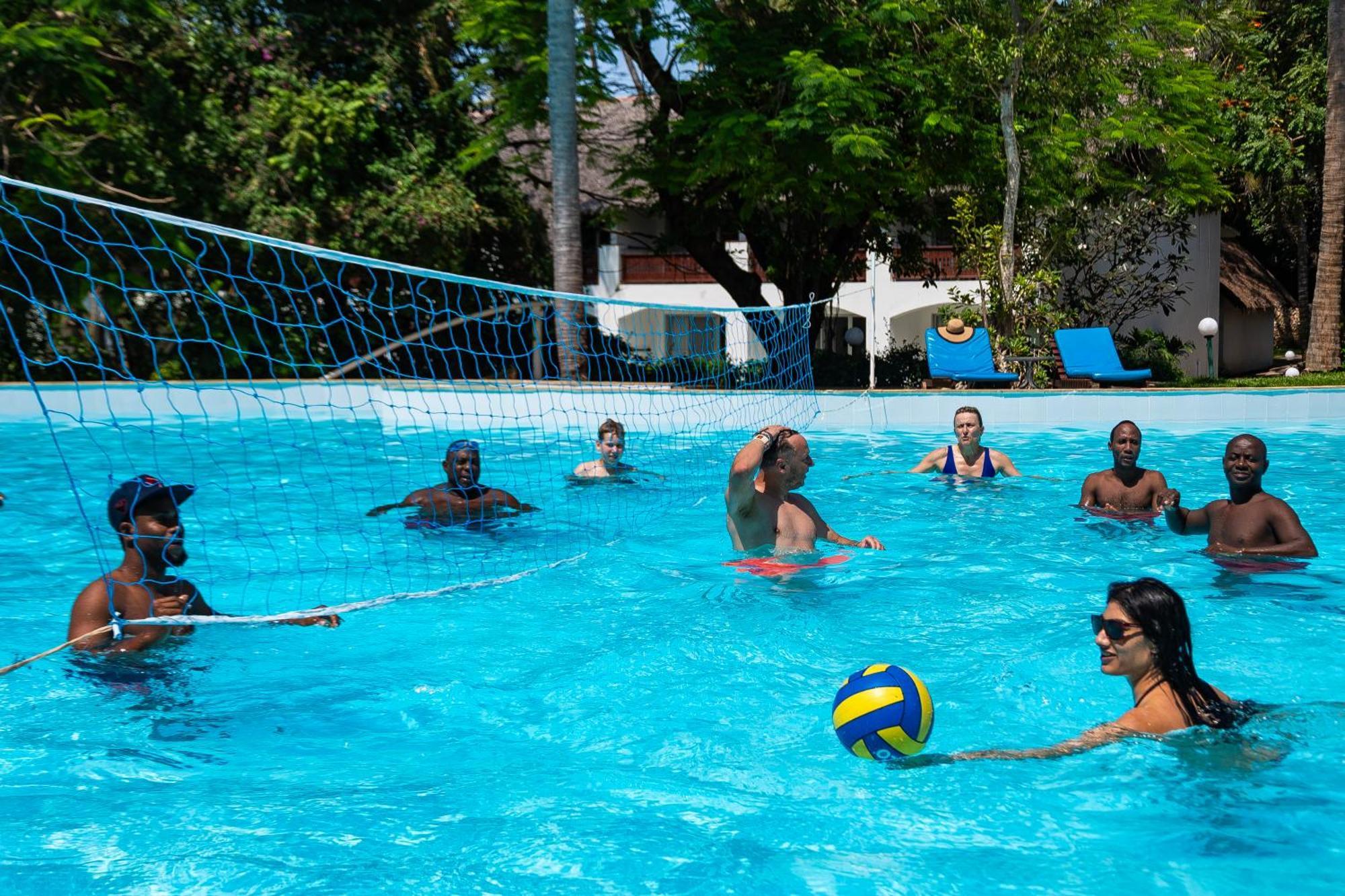 레저 로지 비치 앤 골프 리조트 디아니 해변 외부 사진 Water volleyball