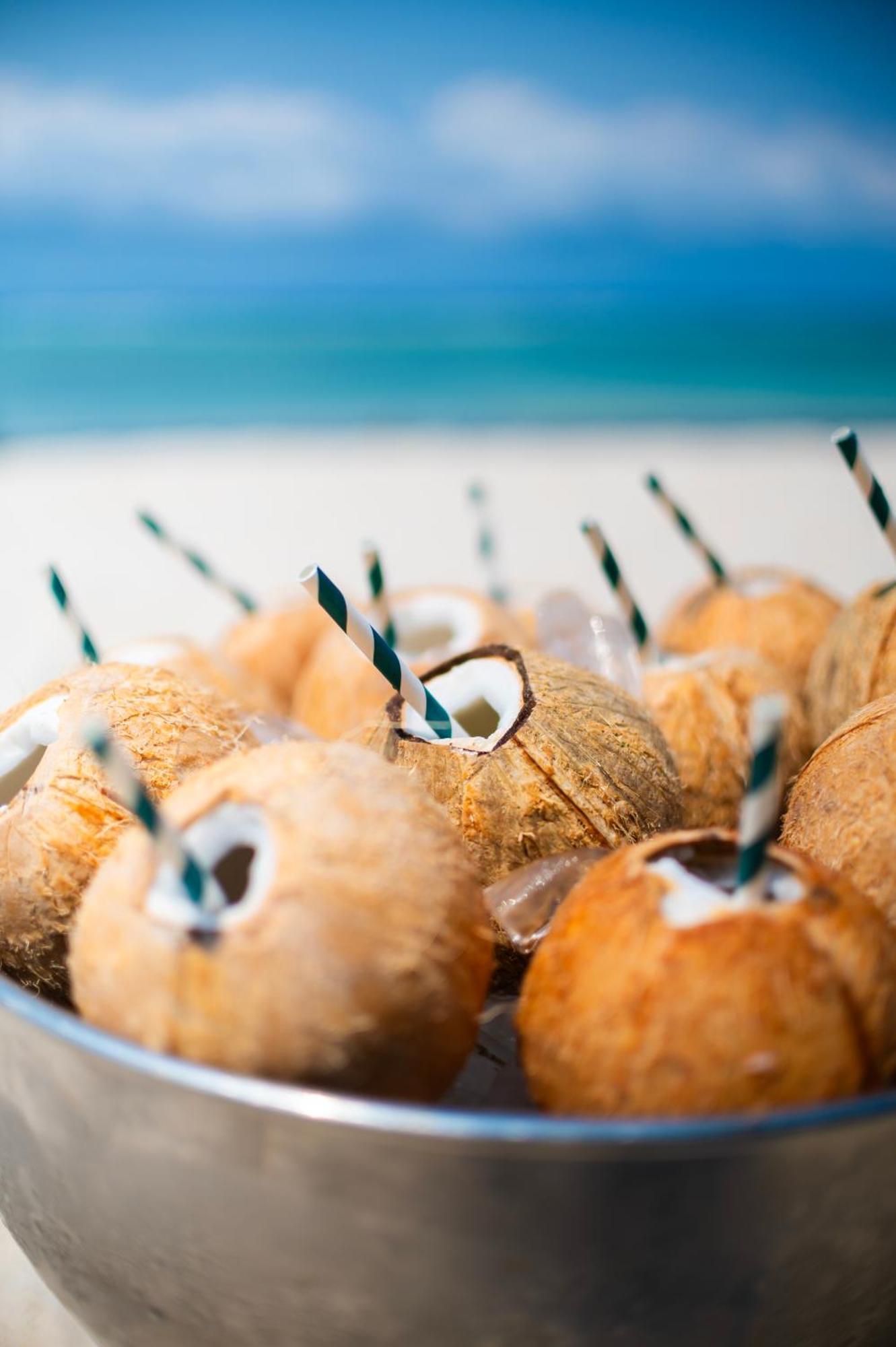 레저 로지 비치 앤 골프 리조트 디아니 해변 외부 사진 Coconut water