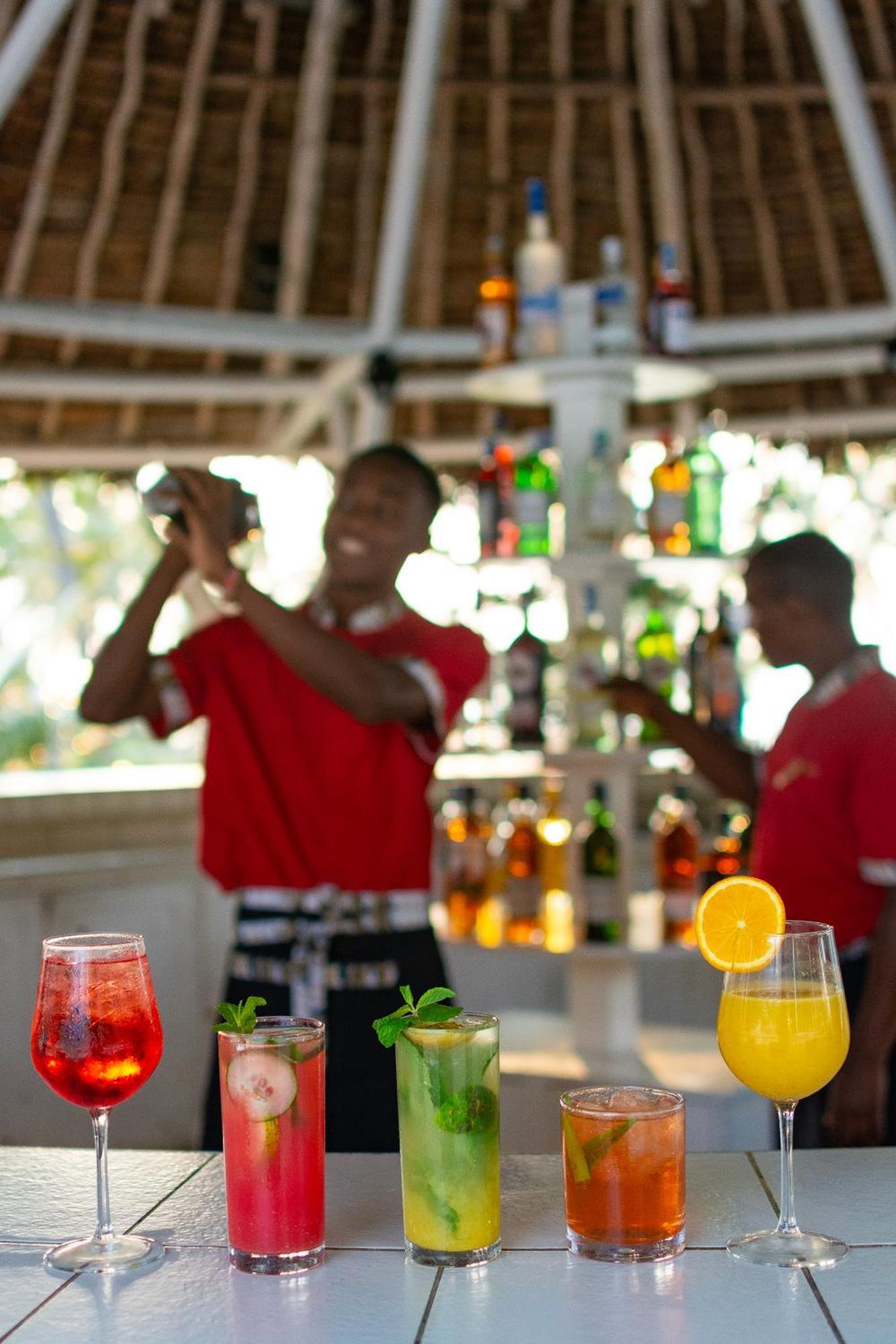레저 로지 비치 앤 골프 리조트 디아니 해변 외부 사진 Bartenders at work