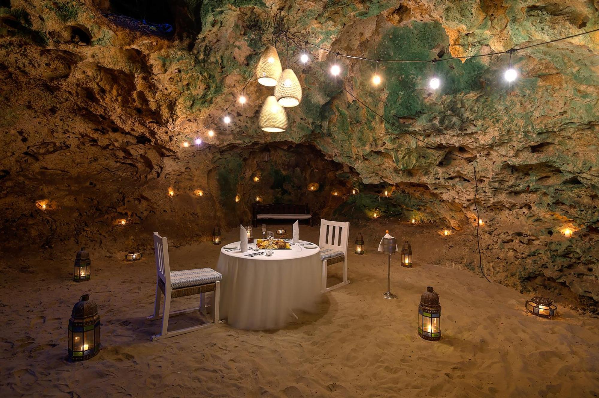 레저 로지 비치 앤 골프 리조트 디아니 해변 외부 사진 The Cave Restaurant
