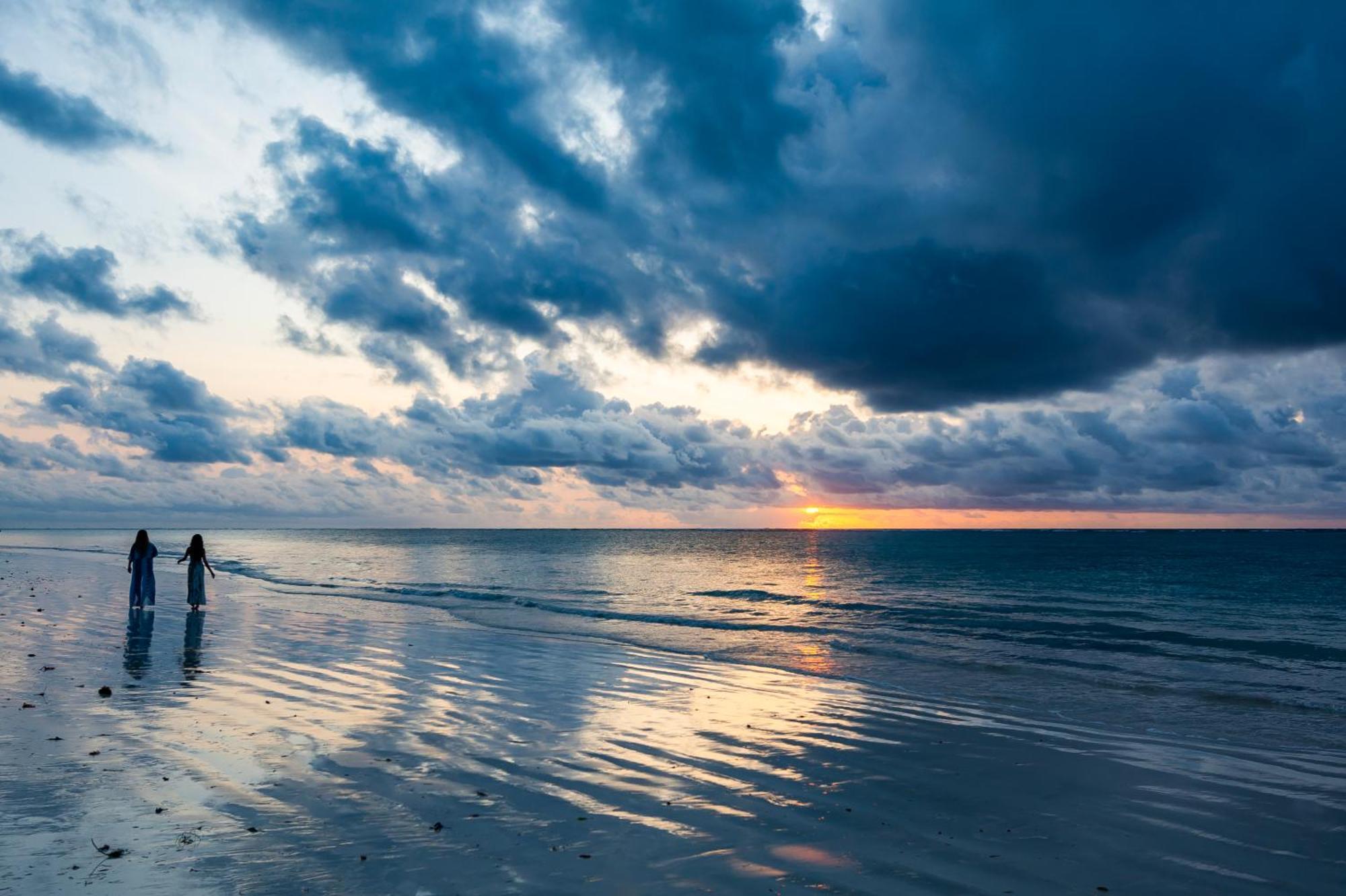 레저 로지 비치 앤 골프 리조트 디아니 해변 외부 사진 Sunset at the beach