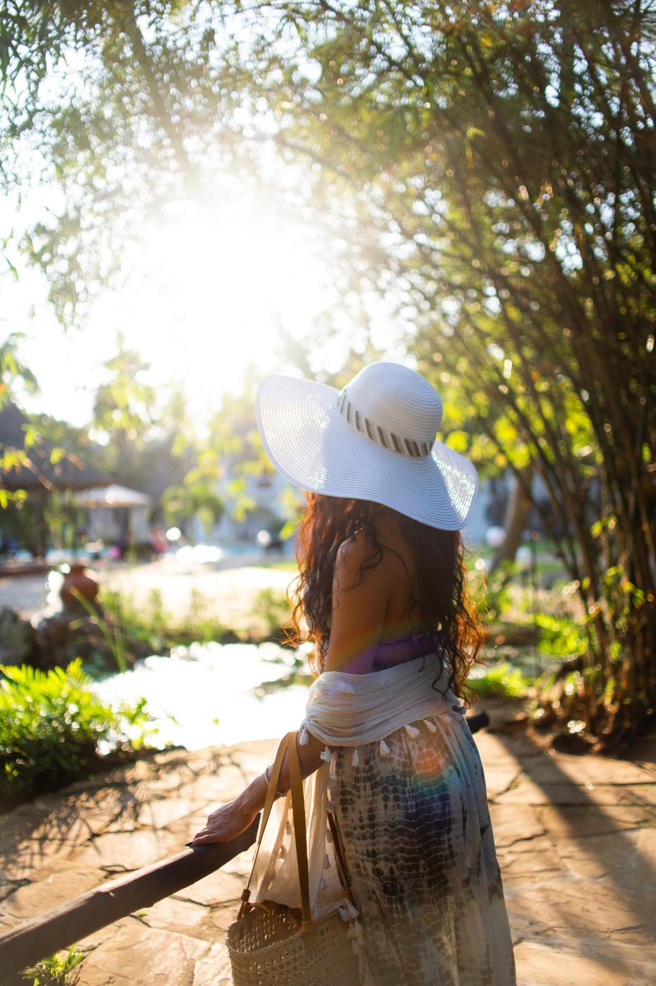 레저 로지 비치 앤 골프 리조트 디아니 해변 외부 사진 A woman wearing a sun hat