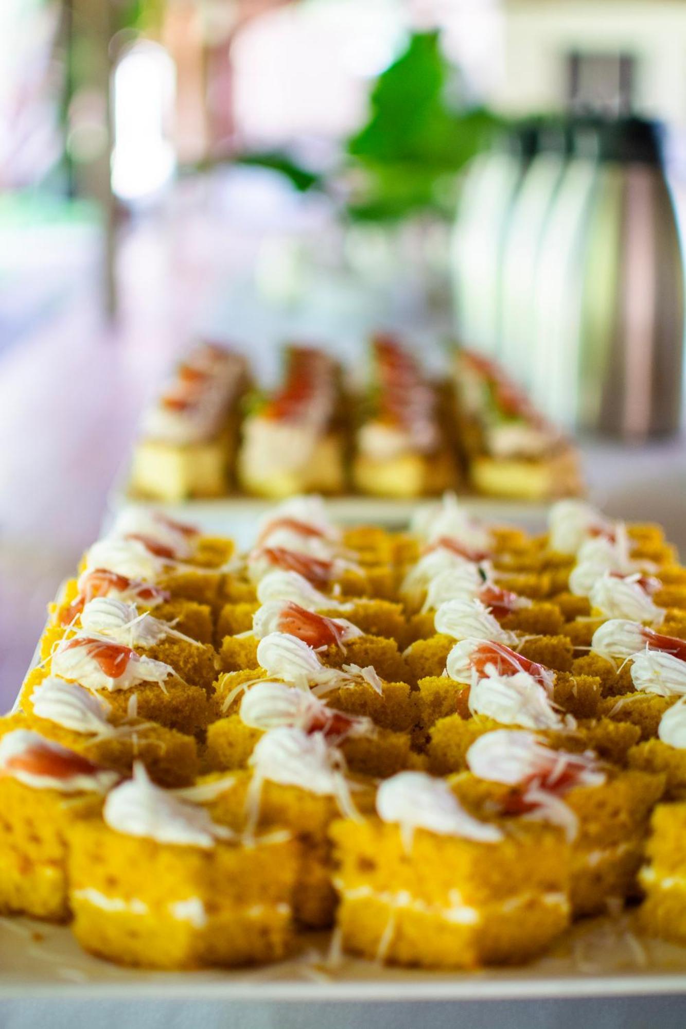 레저 로지 비치 앤 골프 리조트 디아니 해변 외부 사진 A display of canapés