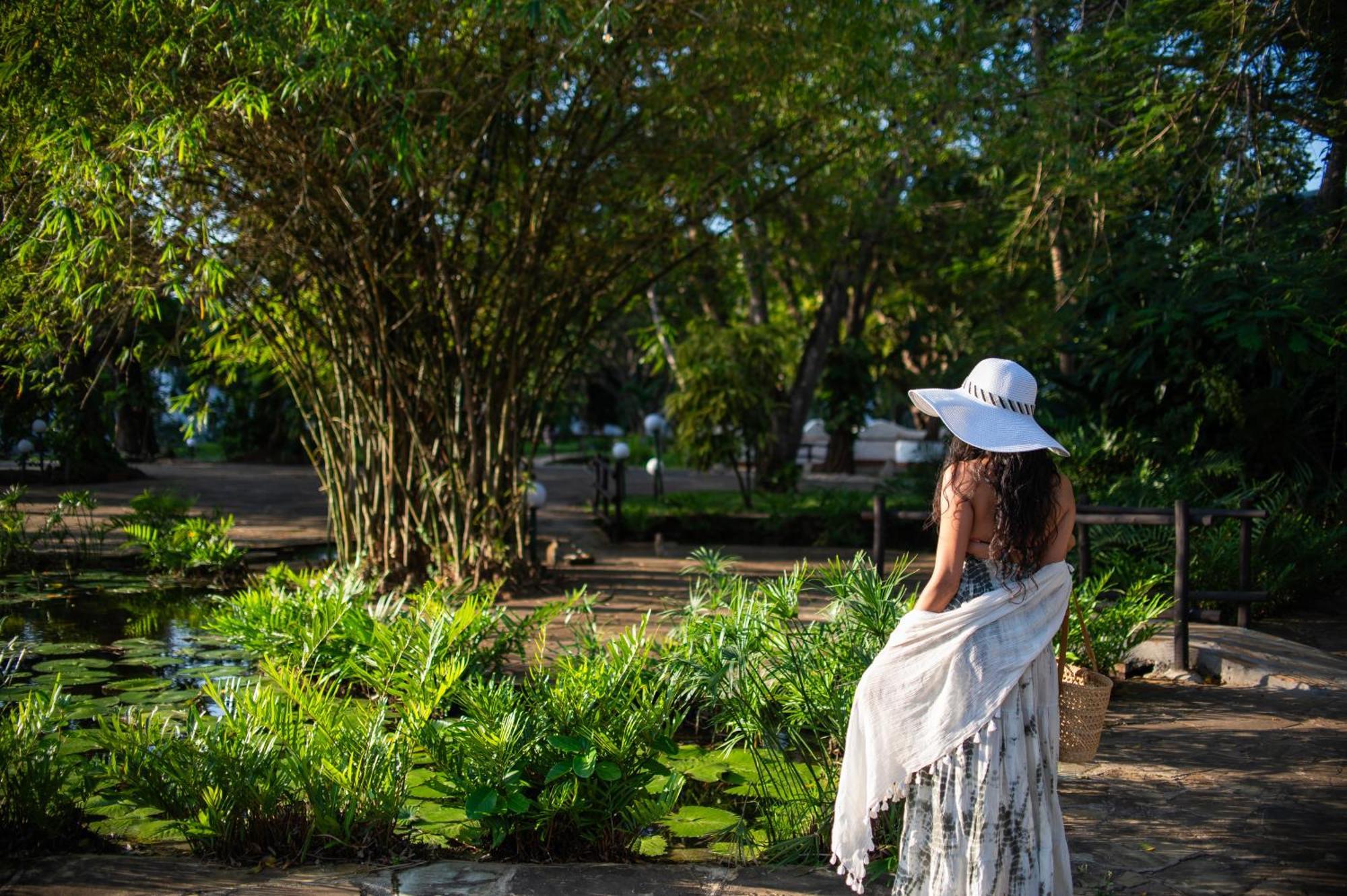 레저 로지 비치 앤 골프 리조트 디아니 해변 외부 사진 A woman in the park