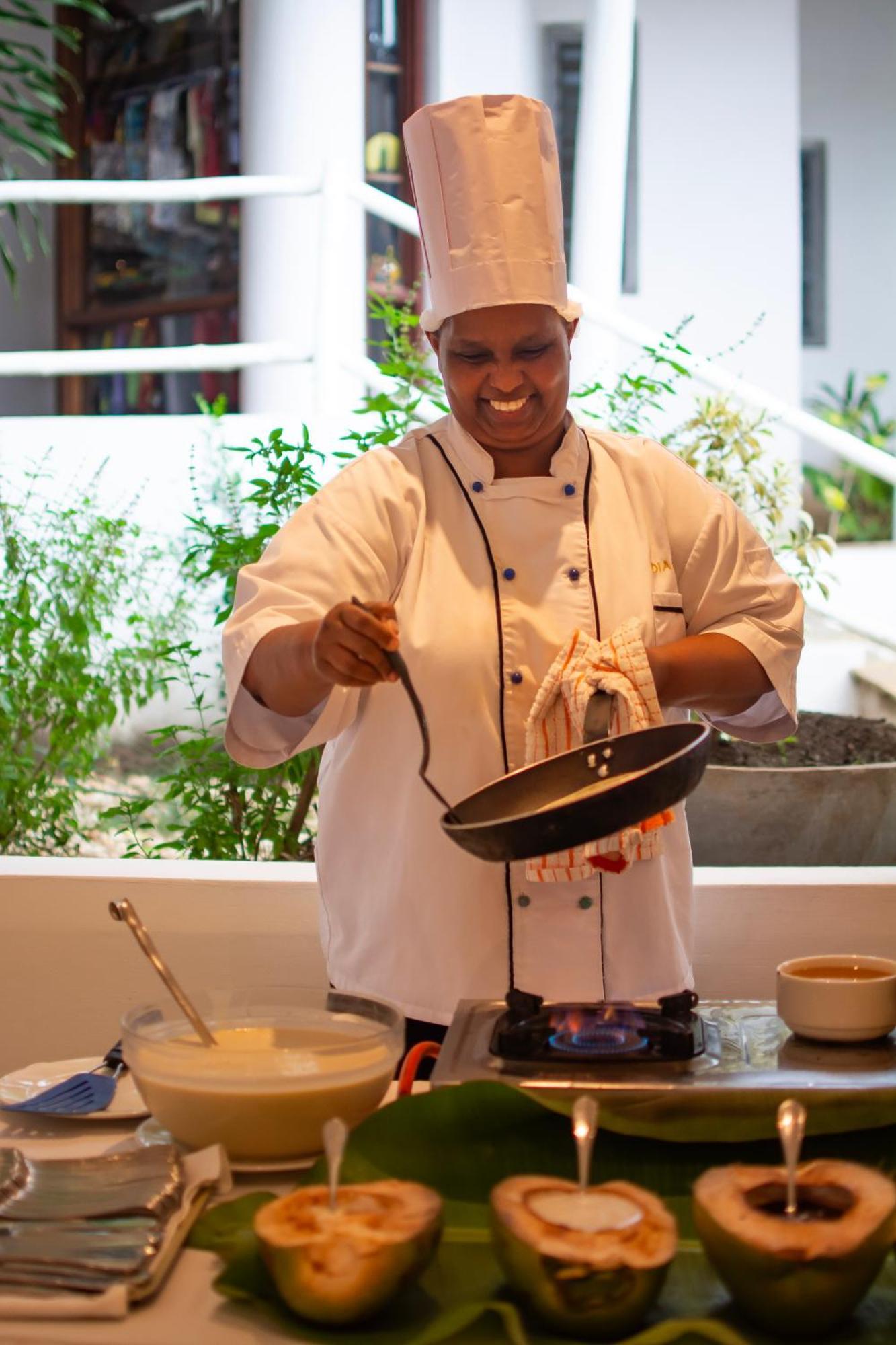 레저 로지 비치 앤 골프 리조트 디아니 해변 외부 사진 A chef cooking